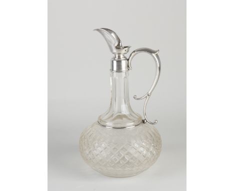 Crystal decanter, belly model decorated with diamond cut, with a silver rim, handle and pouring spout.&nbsp;800/000.&nbsp;ø15