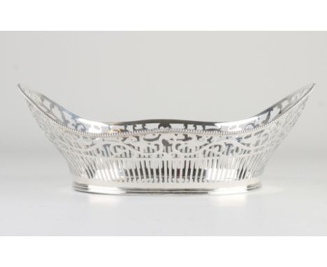 Silver bread basket, 835/000, with a contoured oval shape with saw work in bars and floral decor.&nbsp;The edge of the basket