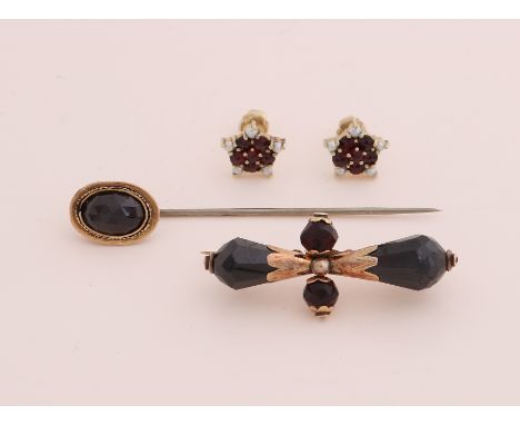 Lot of gold jewelry, 585/000, with garnet.&nbsp;Tie clip with oval garnet with base plug, star-shaped ear studs with garnet a