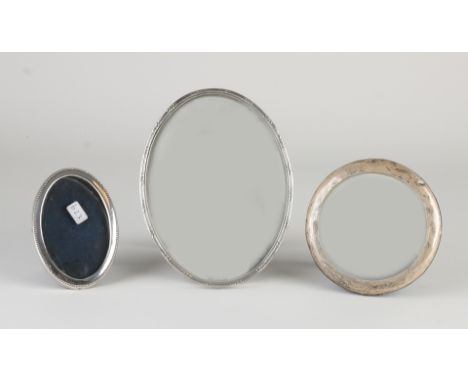 Three silver photo frames, a frame with a round smooth edge, 925/000, ø 10 cm., a small oval frame with a pearl edge, 800/000