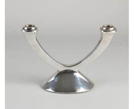 Silver candlestick, 925/000, 2 lights in Art Deco style, placed on an oval foot.&nbsp;MT.: Jakob Grimminger, Swabian Gmund.&n