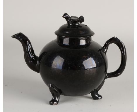 18th century black porcelain teapot with dove on lid.&nbsp;One chip lid edge.&nbsp;Dimensions: 14 x 17 x Ø 10 cm.&nbsp;In goo