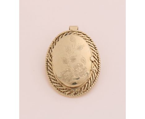 Yellow gold pendant/brooch, 585/000, with medallion.&nbsp;Oval pendant/brooch with a decorated edge with pearl decor, in the 
