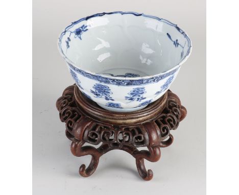 17th - 18th century Chinese porcelain Kang Xi bowl with floral decoration.&nbsp;On console.&nbsp;With bottom mark.&nbsp;Potat