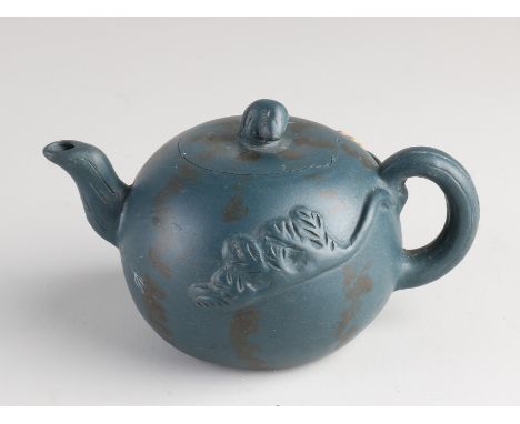 Old Chinese Yixing teapot with floral decor.&nbsp;With bottom mark.&nbsp;Dimensions: 7 x 12 x Ø 8 cm.&nbsp;In good condition.