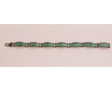 Silver design bracelet, 925/000, with oval links with green enamel with processing.&nbsp;MT.: David Andersen, Norway.&nbsp;Wi