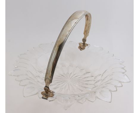 Crystal bowl with silver bracket, 833/000.&nbsp;Round dish with turned-over rim with decoration, with a bracket with pearl ri