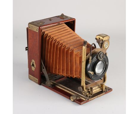 Antique German walnut Ibsor DRP camera with lens Hugo Meijer &amp; Co.&nbsp;Gorlitz.&nbsp;Circa 1900. Dimensions: 16 x 20 x 1