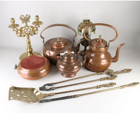 Lot of various antique copperware.&nbsp;Among other things;&nbsp;fireplace set, kerosene lamp, kettles and candlestick.&nbsp;