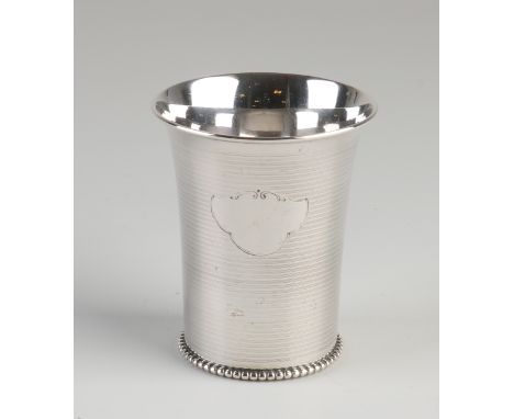 Silver cup, 800/000, with raised rim, on a round foot decorated with pearl decoration.&nbsp;The cup has a line decor with car