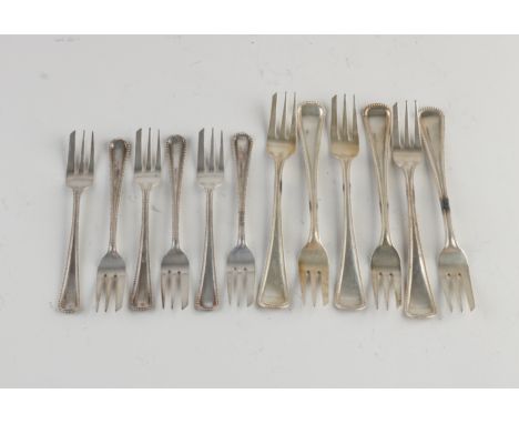 Lot with 12 silver cake forks, 835/000, model with pearl rim.&nbsp;6 forks 12 cm and 6 forks 15 cm.&nbsp;MT.: Gebr.&nbsp;Huis