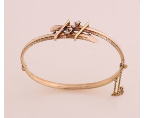 Yellow gold slave bracelet, 585/000, with pearl.&nbsp;Slave bracelet with an openwork stroke, with a decoration and set with 