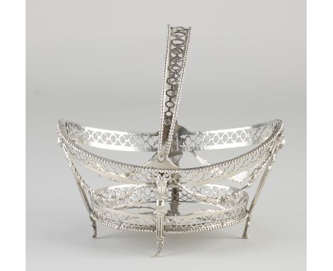 Silver basket, 833/000, boat-shaped model with garlands, oval sawing, pearl processing and ram heads.&nbsp;Placed on 4 legs a