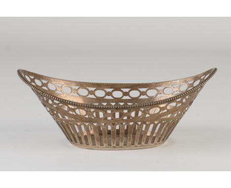 Silver bonbon basket, 833/000, boat-shaped with sawn bars and oval decor.&nbsp;With pearl rim.&nbsp;MT.: unclear jl.:V:1930.&