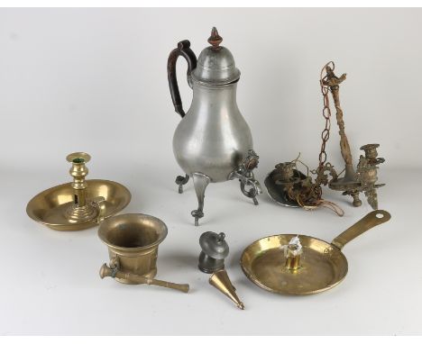 Lot miscellaneous.&nbsp;Old/antique.&nbsp;Among other things;&nbsp;tin tap jug, two sconces, mortar and brass hanging lamp.&n