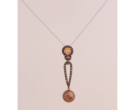 Yellow gold pendant, 585/000, with brown pearl and quartz.&nbsp;Long pendant with a brown pearl at the bottom, ø 8 mm.&nbsp;S