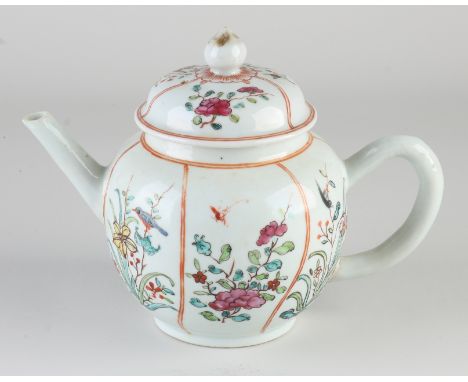 Large 18th century Chinese porcelain Family Rose teapot with floral decor.&nbsp;Dimensions: 16 x 20 x Ø 11 cm.&nbsp;In good c