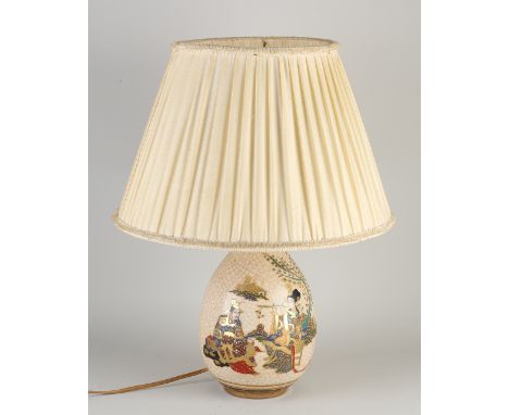 Japanese Satsuma lamp with figures and gold decor.&nbsp;20th century.&nbsp;Dimensions: H 46 cm.&nbsp;In good condition.