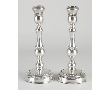 Pair of silver table candlesticks, 925/000, on a round foot decorated with thick pearl rims.&nbsp;ø7.5x19cm.&nbsp;With filled