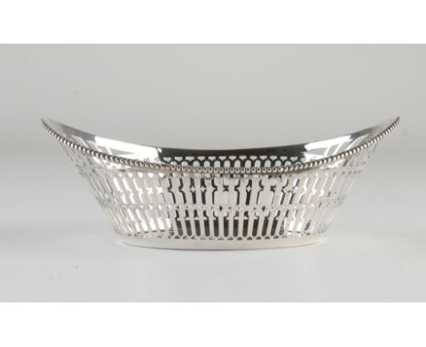 Silver bonbon basket, 833/000, boat-shaped model, with sawn star and bars decor.&nbsp;With soldered pearl rim.&nbsp;MT.: Fa H
