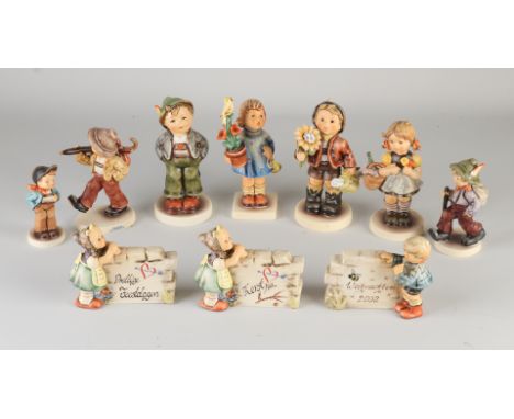 Lot of 10 Hummel figures.&nbsp;goebel.&nbsp;Various.&nbsp;Dimensions: 15 - 9 cm.&nbsp;In good condition.