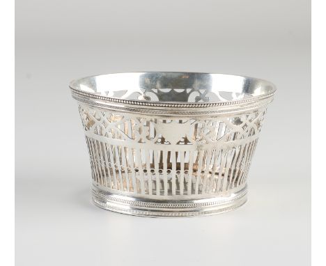 Silver knot basket, 833/000, round model, decorated with sawn bars and floral decor.&nbsp;placed on a round ring with pearl d