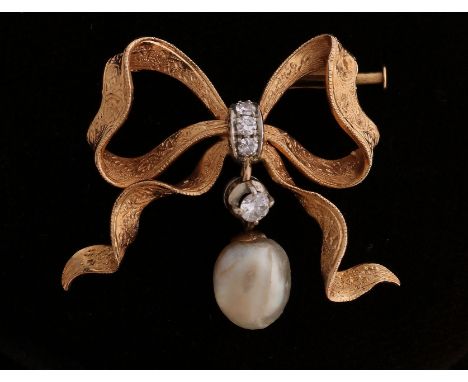Elegant yellow gold brooch, 750/000, with diamond and pearl.&nbsp;Brooch in bow shape, beautifully decorated with floral engr