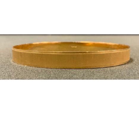 An 18ct gold hinged bangle, 14g 