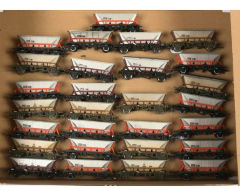 Hornby mixed group of Hopper Wagons (see photo). Conditions are generally Excellent to Near Mint (unchecked for completeness)
