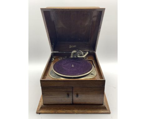  Dulcetto oak cased Gramophone and vintage suitcase    - Condition Report 