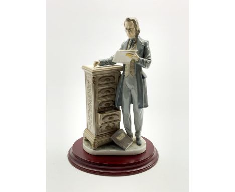  Lladro figure 'The Attorney' on a wooden base No. 5213 H34cm   - Condition Report 