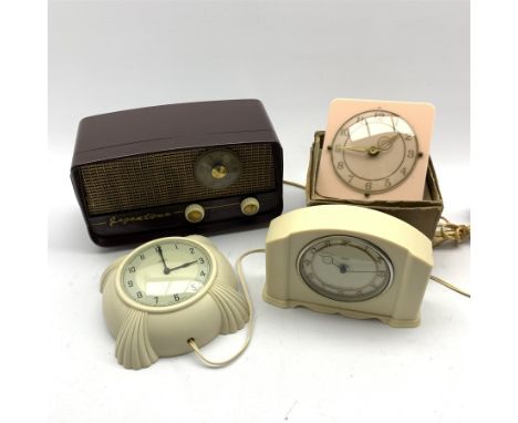  Vintage Smiths Bakelite mantle clock, two vintage clocks and a Regentone Bakelite cased radio (4)   - Condition Report 