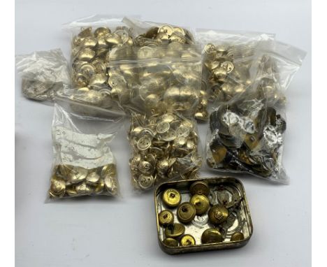  Quantity of badges and buttons relating to the British Army Royal Armored Corps and Royal Tank Regiment    - Condition Repor