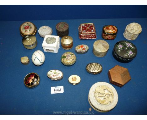 Miscellaneous lidded trinket boxes, (22 in total).
