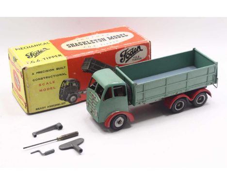 Shackleton Ready Assembled FG6 Foden Mechanical Tipper, in green and red body, housed in a pictorial card box with a set of t
