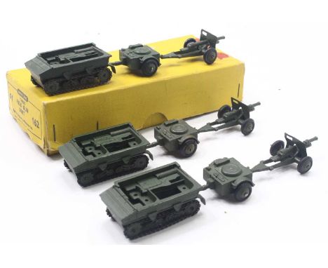 Dinky Toys No.691/162 Three Field Gun Unit original trade box containing all examples finished in military green with ridged 