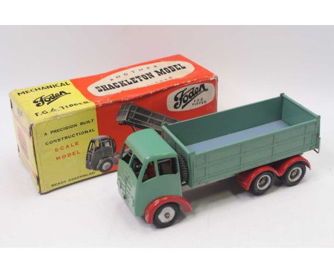 Shackleton Ready Assembled FG6 Foden Mechanical Tipper, in green and red body, housed in a pictorial card box with a set of t