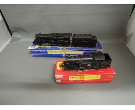 Two Hornby Dublo OO gauge 2-8-0 loco and tender 48158 in original box and 0-6-2 tank engine boxed 2217