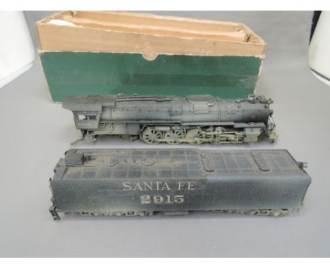 A United HO scale 4-8-4 Santa Fe locomotive and tender, 2915 boxed