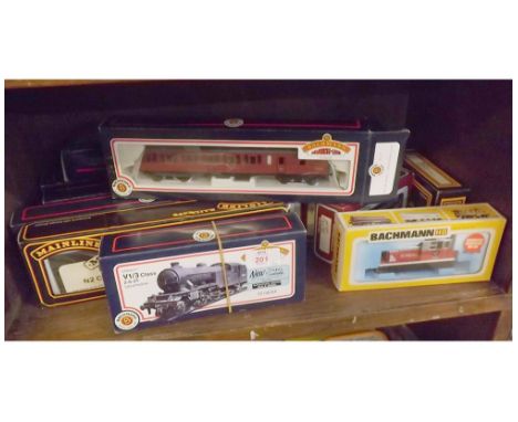 Quantity Bachmann boxed model railway, carriages, locomotives etc