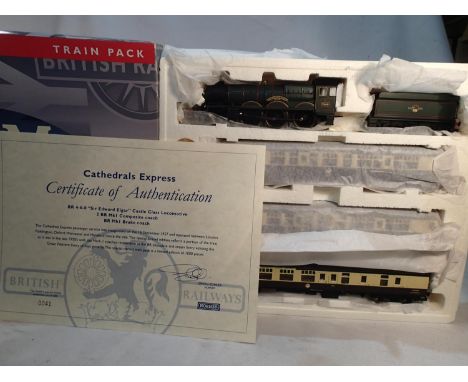 OO scale Hornby R2432, Cathedrals Express train pack, Sir Elgar 7005, BR green, late crest, with three MKI, chocolate/cream c
