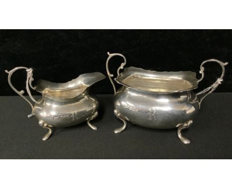 A silver cream jug and sugar bowl, Walker & Hall, Sheffield 1901; 168g 