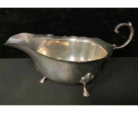 A silver sauce boat, Hamilton &amp; Inches, Edinburgh 1938, 92g 