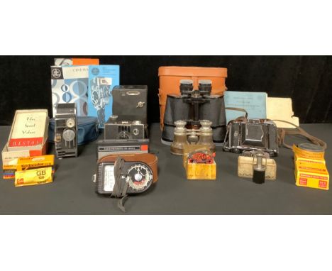 Cameras - a German Zeiss Ikon camera, concertina lens, brown leather case, 1940s; photography accessories, light meter, etc; 