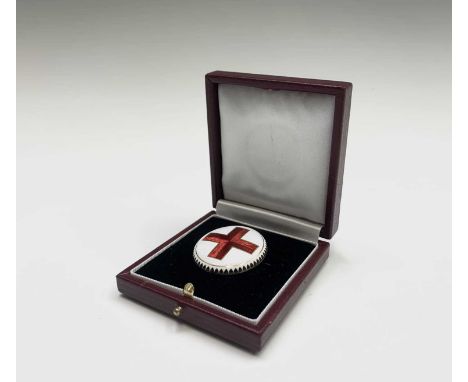 Manner of Faberge workmaster August Hollming. A very finely enamelled gold brooch with translucent red guilloché enamel cross