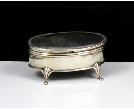 An antique George V Sterling Silver ring / jewellery box by Synyer & Beddoes, Birmingham 1919. Of oval form raised on four fe