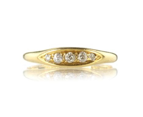 An antique diamond dress ring in 18ct yellow gold, Birmingham 1915. Set with five graduated old cut diamonds. Ring size M / 6