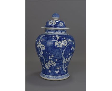 A Chinese 18th century blue and white porcelain vase with original cover. Kangxi period. 32cm tall