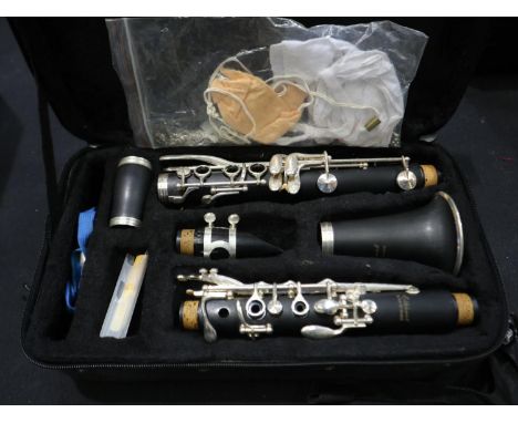 Elkhart 100CL clarinet in a fitted case. UK P&amp;P Group 3 (£30+VAT for the first lot and £8+VAT for subsequent lots) 