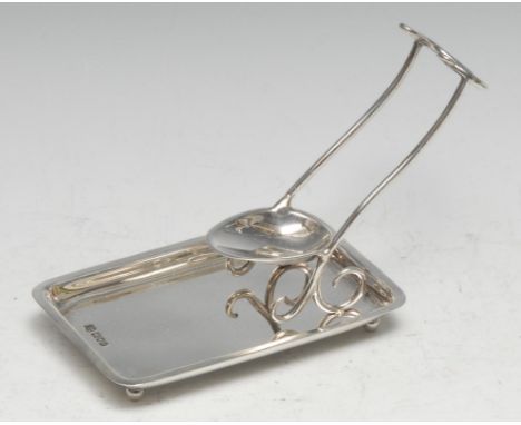 A late Victorian silver pipe rest, dished rounded rectangular base, ball feet, 14cm long, London 1901 